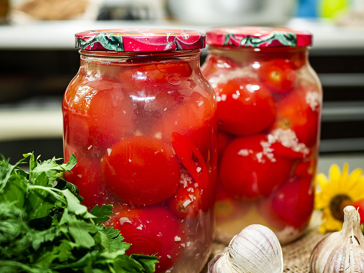 Мариновать помидоры рецепт пальчики оближешь. Pomidori marinad. Помидоры на зиму. Помидоры закрутка. Зимние заготовки.