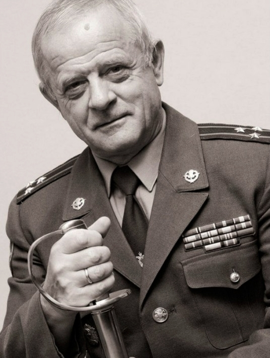 Как бывший офицер ГРУ, который обучался диверсионному делу – пускать под откос поезда, взрывать различные объекты, устранять тех или иных представителей оккупационной власти, он и всю окружающую действительность рассматривал и рассматривает исключительно через призму диверсанта, по-другому он просто не может. Экс-офицер ГРУ Владимир Квачков отбывал срок по обвинению в подготовке вооружённого мятежа в России и действиях, направленных на возбуждение ненависти и вражды.