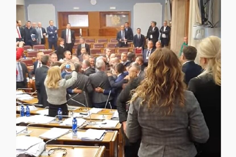 потасовка в парламента во время принятия закона 