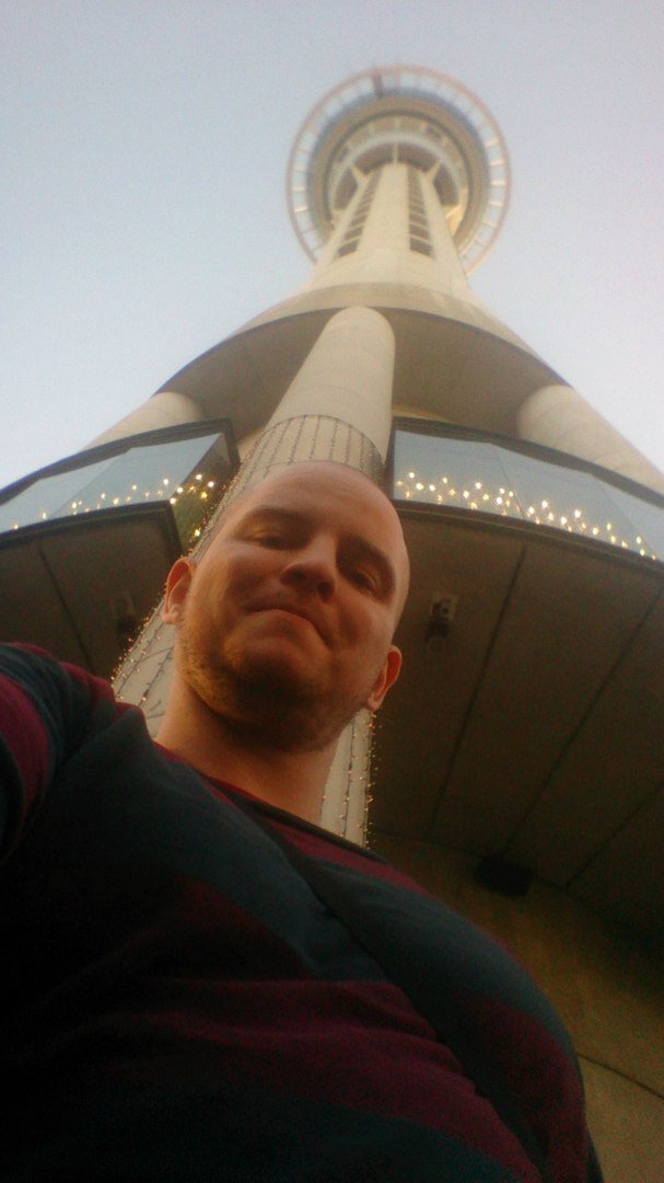 (у подножия Sky Tower)селфи в аэропорту у статуи Гимли)Mt. Eden, вид на CBD, Окленд, Новая Зеландия)