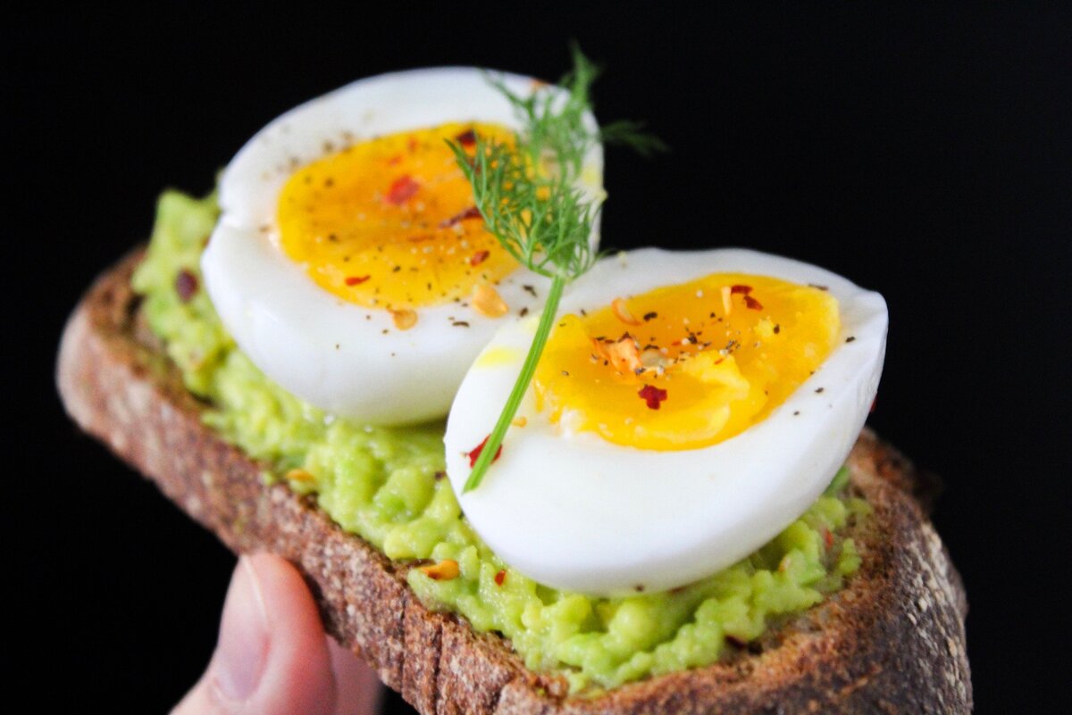 Вкусный и полезный бутерброд из яиц и авокадо. Фото используется по лицензии creative commons pexels.com