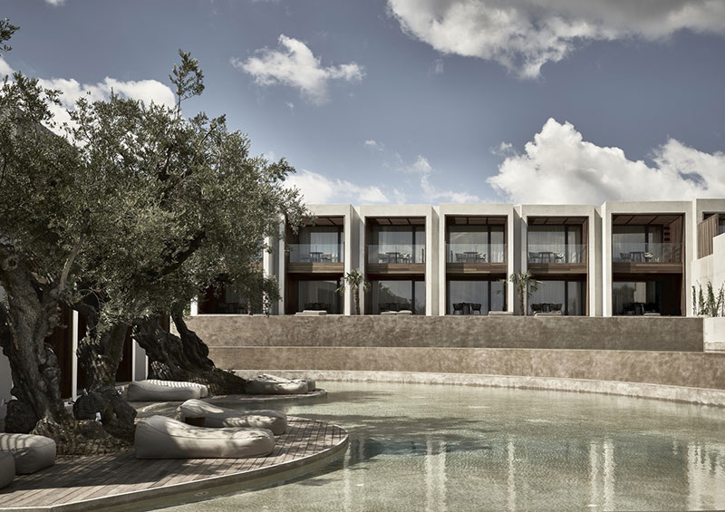 Песчаная палитра интерьеров отеля Olea All Suite навеяна самой природой. Золотистый песок, скалы, стволы деревьев — все это нашло отражение в палитре и текстурах интерьеров. 