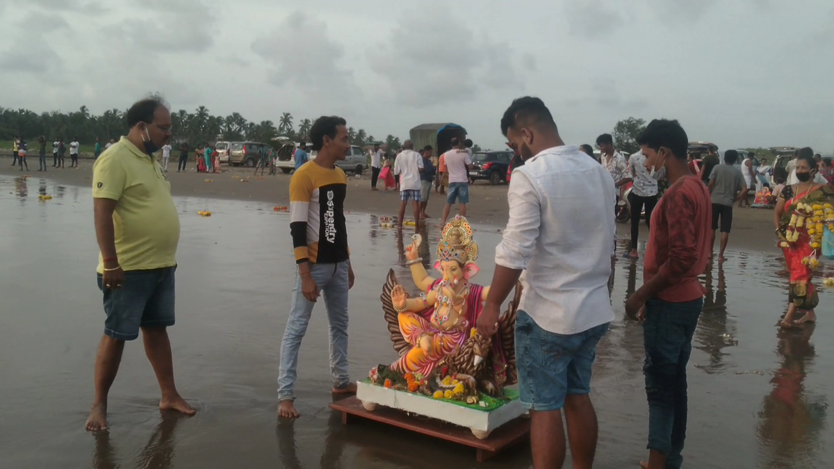 Несмотря на предупреждения, на празднование Ганеша Чатуртхи собиралось много людей (фото автора)