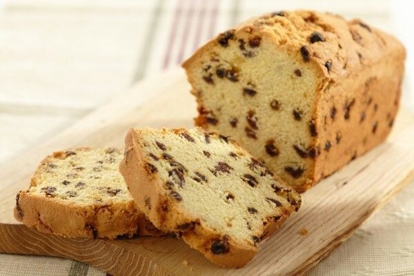 Мама часто пекла к чаепитию этот кекс Столичный с изюмом, рецепт по ГОСТу который ей достался еще от ее мамы, моей бабушки. Этот кекс приготовить несложно - продукты простые, у каждой хозяйки найдутся в холодильнике.