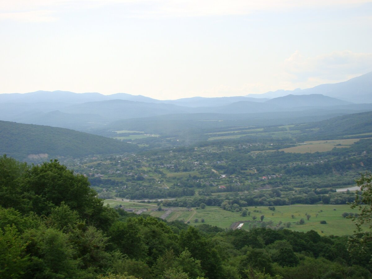 Вот такие вдиы вокруг. И голубые туманы по утрам.