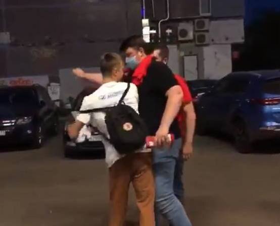 Стоп-кадр из видео нападения на агитатора в районе Марьино. Фото: Instagram / torso_86