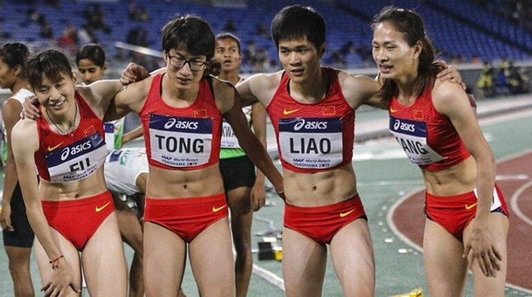 Ляо Менсю и Тонг Цзэнхуан (в центре)