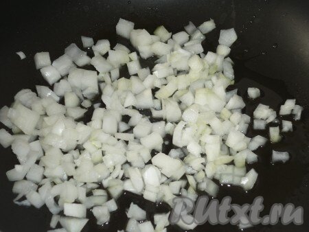 К луку добавить морковь, натёртую на тёрке, и жарить овощи до золотистого цвета.