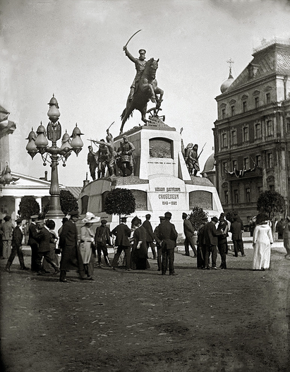 Москва. Памятник генералу М.Д.Скобелеву на Тверской пл. 1913-1917гг (скульптор П.А.Самонов).
Автор: Неизвестен - http://fb.ru/article/324227/pamyatnik-skobelevu-v-moskve-avtor-proekta-data-postroyki-i-prichinyi-snosa-general-skobelev, Общественное достояние, https://commons.wikimedia.org/w/index.php?curid=67006217