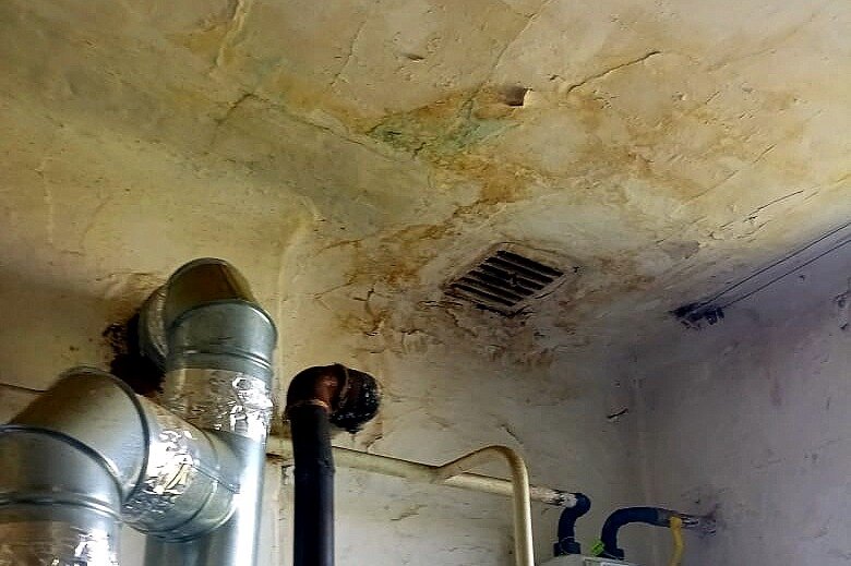 Потолок в квартире на верхнем этаже после капремонта крыши