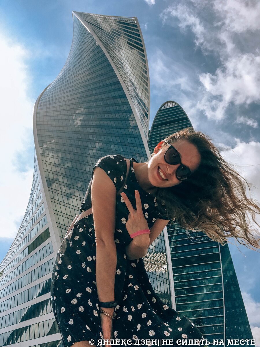 На фоне каких-то из башен в Москва-Сити, я их не различаю, знаю только Федерацию :)