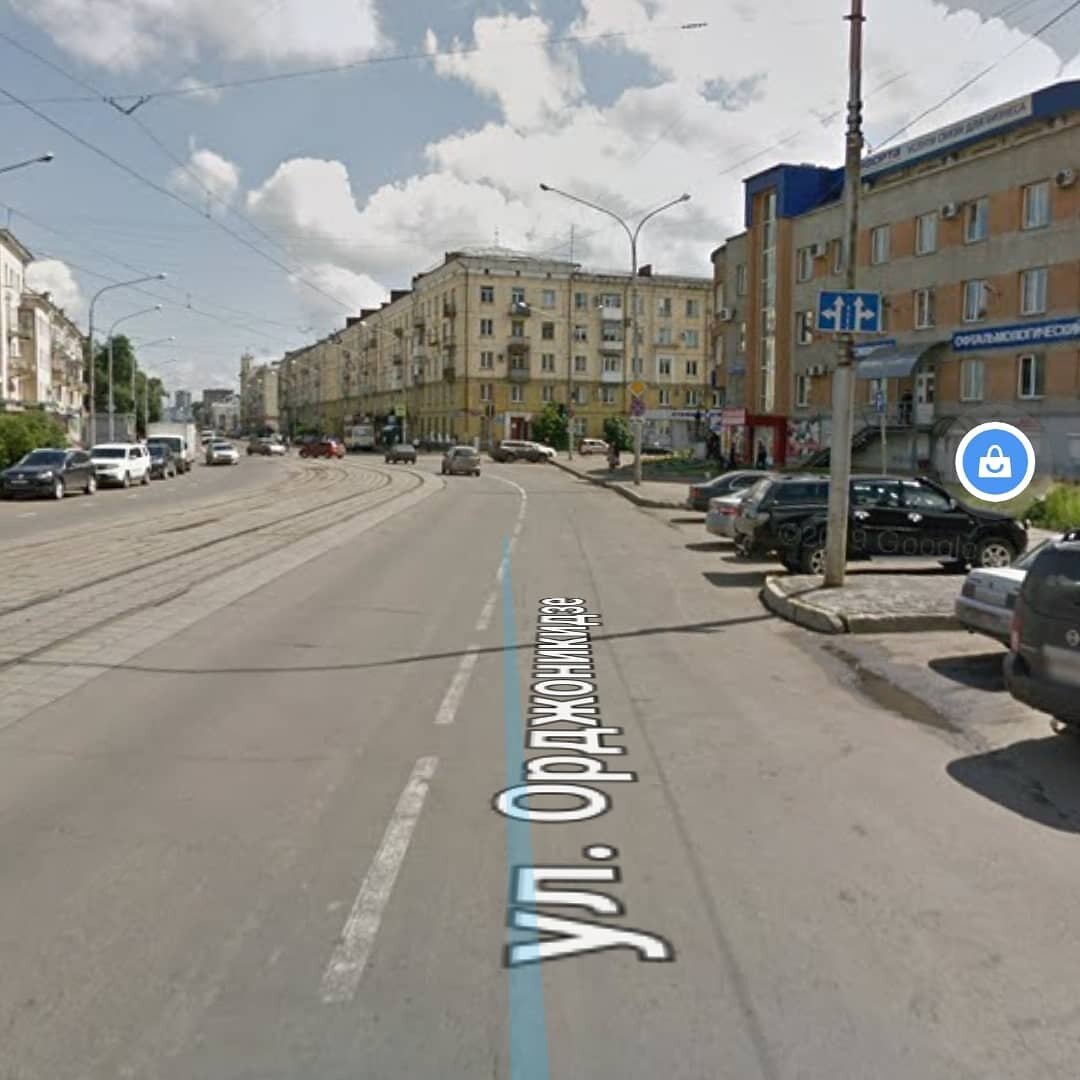 Жилые дома, банкоматы и банк, постоянный поток транспорта и ожидающих его пассажиров)) в жаркое время на расхват напитки и булочки для суетливого народа. 