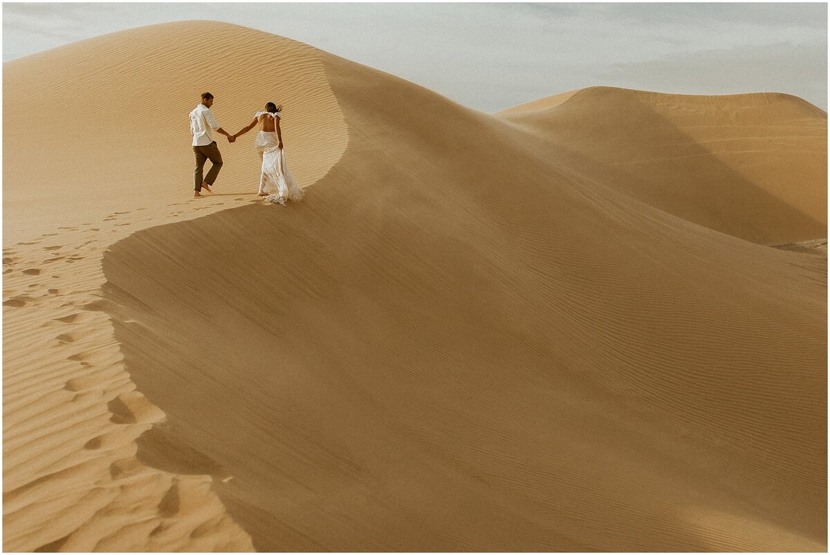 Молодожены на барханах в пустыне, источник фото: https://annigraham.com/blog/morocco-inspired-elopement