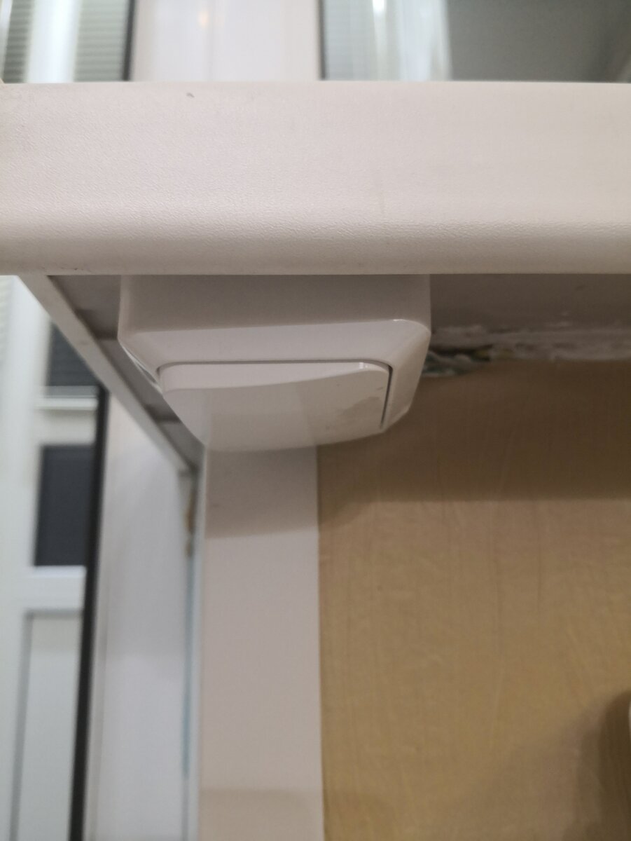 Выключатель у двери лоджии под под подоконником