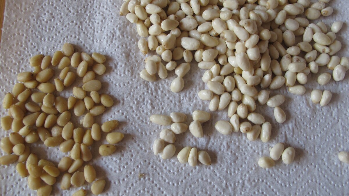 Это кедровые орешки, которые я на два часа замочила в воде. Они стали молочного вкуса и немножко набухли