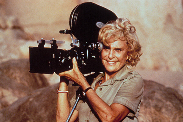 Лени Рифеншталь за фото съёмкой для альбома: Нубийцы — люди, будто пришедшие с другой звезды — Die Nuba (1973)