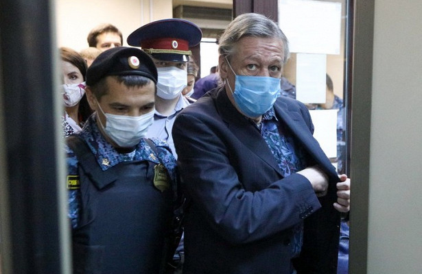 Ефремова заводят в здание суда.