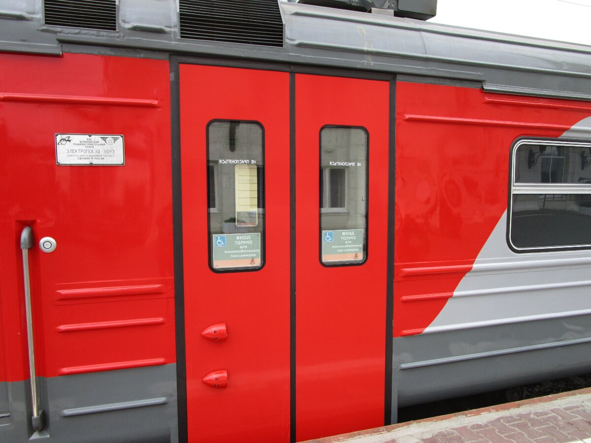Электропоезд ЭД9Э-0050 на станции Волгоград-I