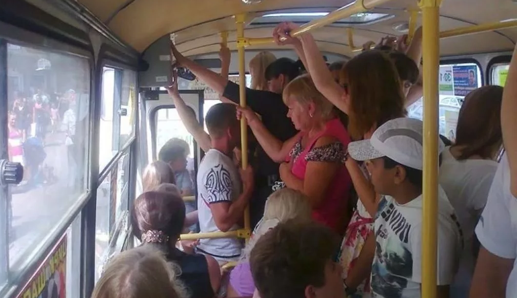 набитый салон автобуса - самое место для самокатов и колясок!