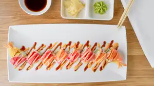 Ролл с креветкой в темпуре, крабовым мясом, авокадо  и лососем сверху – 15$