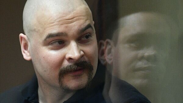 Неонацист Максим Марцинкевич, больше известный как Тесак, покончил с собой в следственном изоляторе в Челябинске, сообщают СМИ. Смерть Марцинкевича подтвердили во ФСИН. Там сказали, что предварительная причина смерти - суицид. Первый тюремный срок Марцинкевич получил еще в 2007 году - за экстремизм. 
"Предварительная причина смерти - суицид"
О том, что 36-летний Марцинкевич совершил самоубийство, сообщил телеграм-канал Baza, а позже агентства РАПСИ и ТАСС со ссылкой на свои источники.

"Тело Марцинкевича нашли в одной из камер СИЗО-3 Челябинска. По предварительным данным, он покончил с собой", - сказал собеседник ТАСС.

Марцинкевич был найден мертвым в изоляторе при пересылке в Москву, сообщил РАПСИ источник, знакомый с ситуацией.

По данным собеседника РАПСИ, Тесак оставил предсмертную записку. Марцинкевич мог рассчитывать на освобождение в течение следующего года, пишет агентство со ссылкой на его защиту.

Позже РИА Новости сообщило, что смерть Тесака подтвердили в челябинском управлении Федеральной службы исполнения наказаний (ФСИН).

"Сегодня, 16 сентября 2020 года, утром в одной из камер СИЗО-3 ГУФСИН области обнаружен осужденный 84-го года рождения без признаков жизни, предварительная причина смерти - суицид. На место происшествия незамедлительно прибыли медработники, которые провели комплекс реанимационных мероприятий, но положительного результата они не дали", - сообщили агентству в пресс-службе областного управления ФСИН.

"По факту суицида назначена служебная проверка", - уточнили в пресс-службе. Следственное управление по Челябинской области также проводит проверку. Там подтвердили, что "мужчина оставил предсмертную записку".

"Я не верю в то, что это было самоубийство. Марцинкевич не такой человек", - заявил изданию "Подъем" адвокат Тесака Алексей Михальчик. "Повода у него не было. Если это подтвердится, значит, ему кто-то помог", - сказал Интерфаксу адвокат Иван Сидоров.

Сидоров пояснил, что его подзащитный находился на пересылке, поскольку его должны были везти в Москву для дачи показаний по делу 1999 года, но не уточнил, о каком деле идет речь.

Агентству ТАСС Сидоров сказал, что адвокаты семьи Марцинкевича обратились к председателю СКР Александру Бастрыкину с просьбой возбудить уголовное дело по факту его гибели. "Так как Максим Марцинкевич был морально устойчив и не мог добровольно совершить самоубийство", - пояснил он.

Суд отменил десятилетний срок скинхеду Марцинкевичу по кличке Тесак
Кто такой Марцинкевич
В декабре 2018 года Марцинкевича приговорили к 10 годам колонии строгого режима по делу ультраправого движения "Реструкт". Его признали виновным в разбое (часть 2 статьи 162 УК) и хулиганстве (часть 2 статьи 213 УК).

Как установил суд, участники движения "под предлогом осуществления социально-значимых проектов, связанных с противодействием распространению наркотиков", избивали людей, отбирали у них личные вещи и обливали краской. Всего от их действий пострадали восемь человек, один из них умер.

Ранее Тесак был трижды осужден за экстремизм - по 282-й статье УК РФ.

В 2007 году Марцинкевич получил три года колонии за неонацистские и экстремистские лозунги во время дебатов, проходивших в московском клубе "Билингва". Заявление на нацистов тогда написал Алексей Навальный, который вел мероприятие как руководитель аппарата московского регионального отделения "Яблока".

В 2009-м Марцинкевич был осужден повторно за распространение видеоролика, в котором инсценировалась казнь таджикского мигранта.

Выйдя на свободу, Тесак запустил на YouTube шоу "Оккупай-педофиляй", в рамках которого он и его соратники устраивали "охоту" на людей, которых они считали педофилами. Своим жертвам они устраивали "профилактические беседы": избивали и унижали, обливали мочой, снимая все это на видео.

Аналогичные методы применялись в еще одном созданном Тесаком движении - "Оккупай-наркофиляй", целью которого провозглашалась борьба с наркоторговцами. Позже на базе "Оккупай-педофиляй" и "Оккупай-наркофиляй" и было создано движение "Реструкт".

На Кубе задержан российский скинхед Тесак
В 2013 году после обыска в квартире отца Марцинкевич уехал из России - сначала на Украину, а затем на Кубу. Пока он находился за границей, суд в Москве заочно арестовал его по делу об экстремистских видеороликах.

Вскоре власти Кубы задержали Тесака за пребывание в стране без визы более 30 дней, а затем выдали России. В 2014 году неонацист получил два года и десять месяцев колонии.