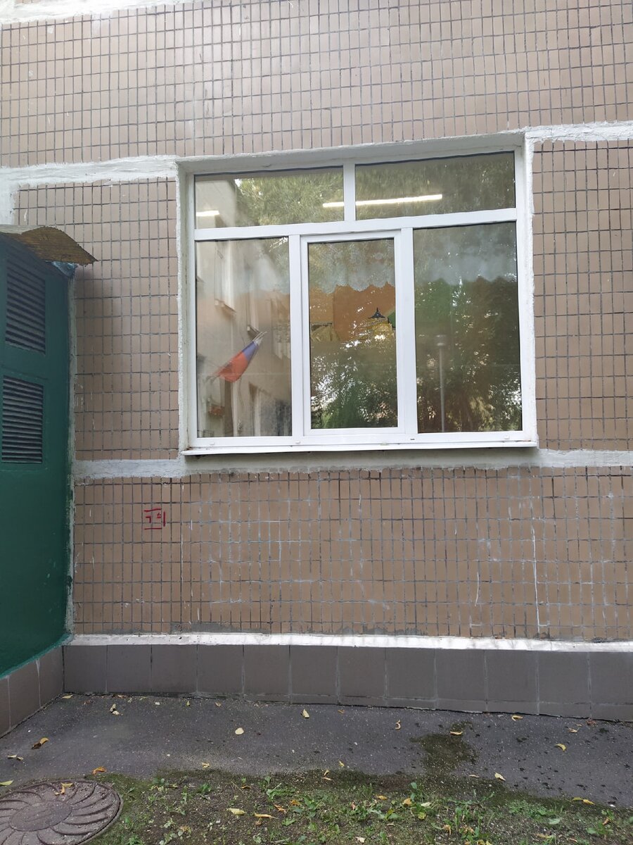 Жду под окном группы, когда выведут ко мне моего шустрика. Корпус на ул.Ак.Пилюгина 14б.