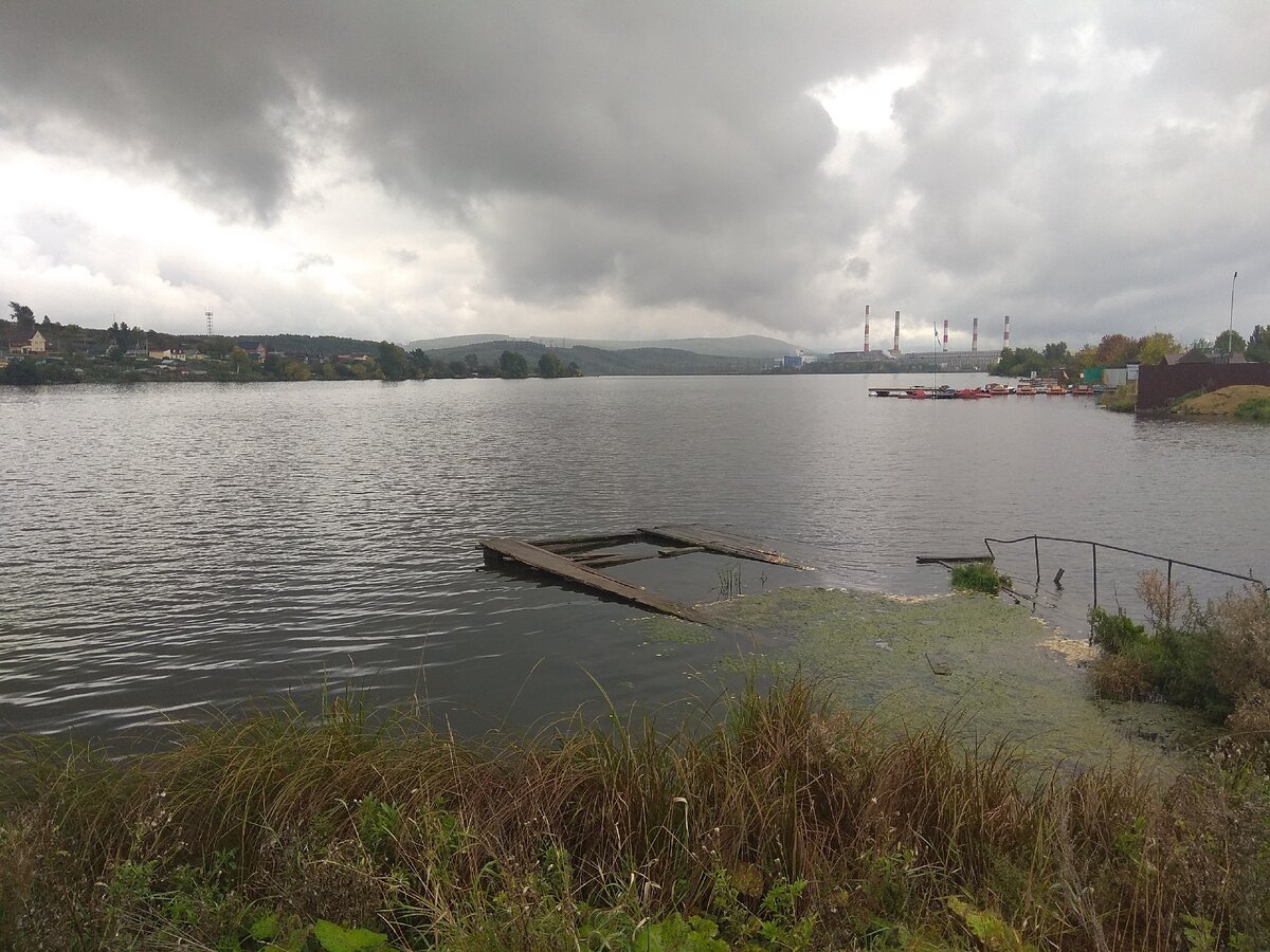 Вид на трубы ГРЭС с Верхнетагильского водохранилища