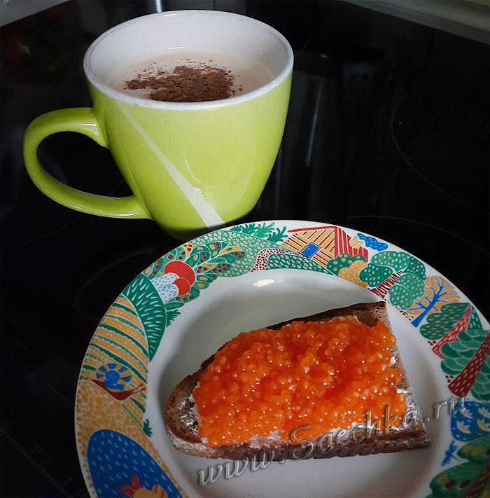 Бутерброд с икрой и творожным сыром