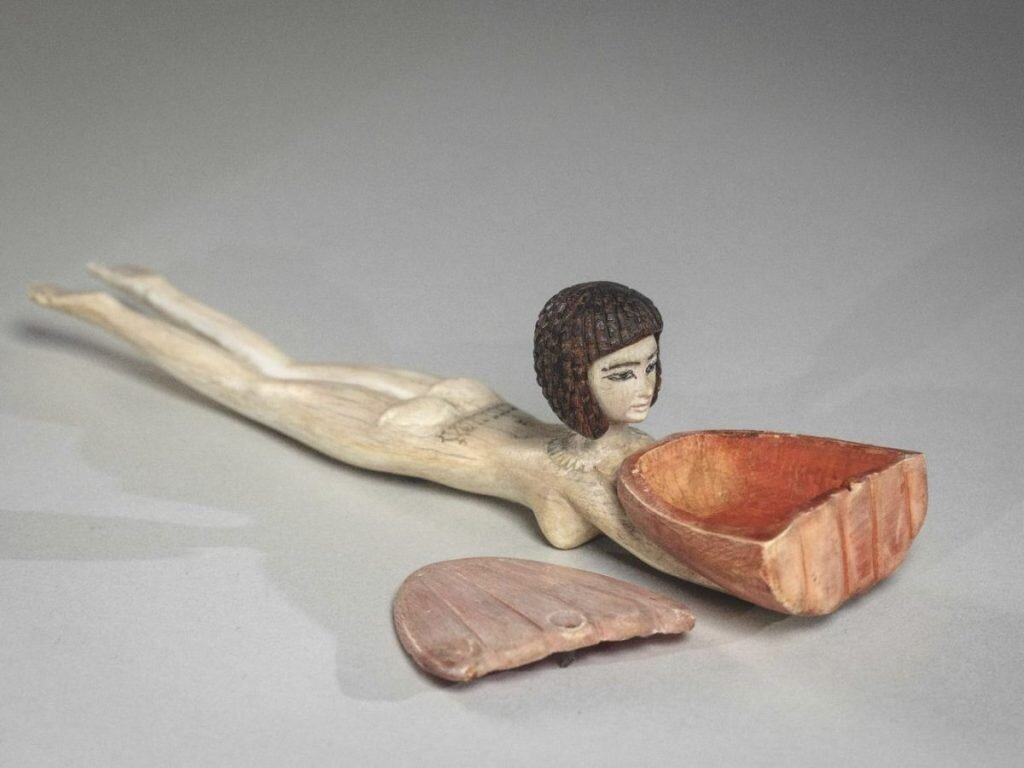 Косметическая ложечка в форме плывущей девушки. Новое царство, 18–19 династии, 1550–1185 до н. э. © ГМИИ им. А.С. Пушкина