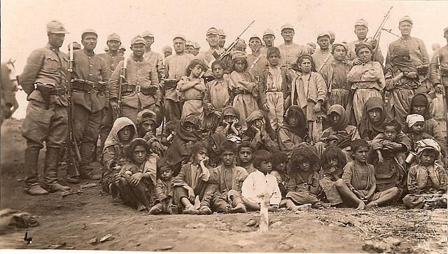 Турецкие солдаты поймали курдских беженцев. Конец у этой истории ужасен и жесток... Источник: Wikipedia.org