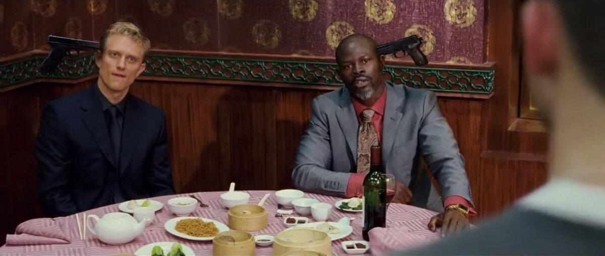 Разозленный телекинетик - опасный противник, он может управлять оружием на расстоянии (кадр из фильма "Пятое измерение/Push")