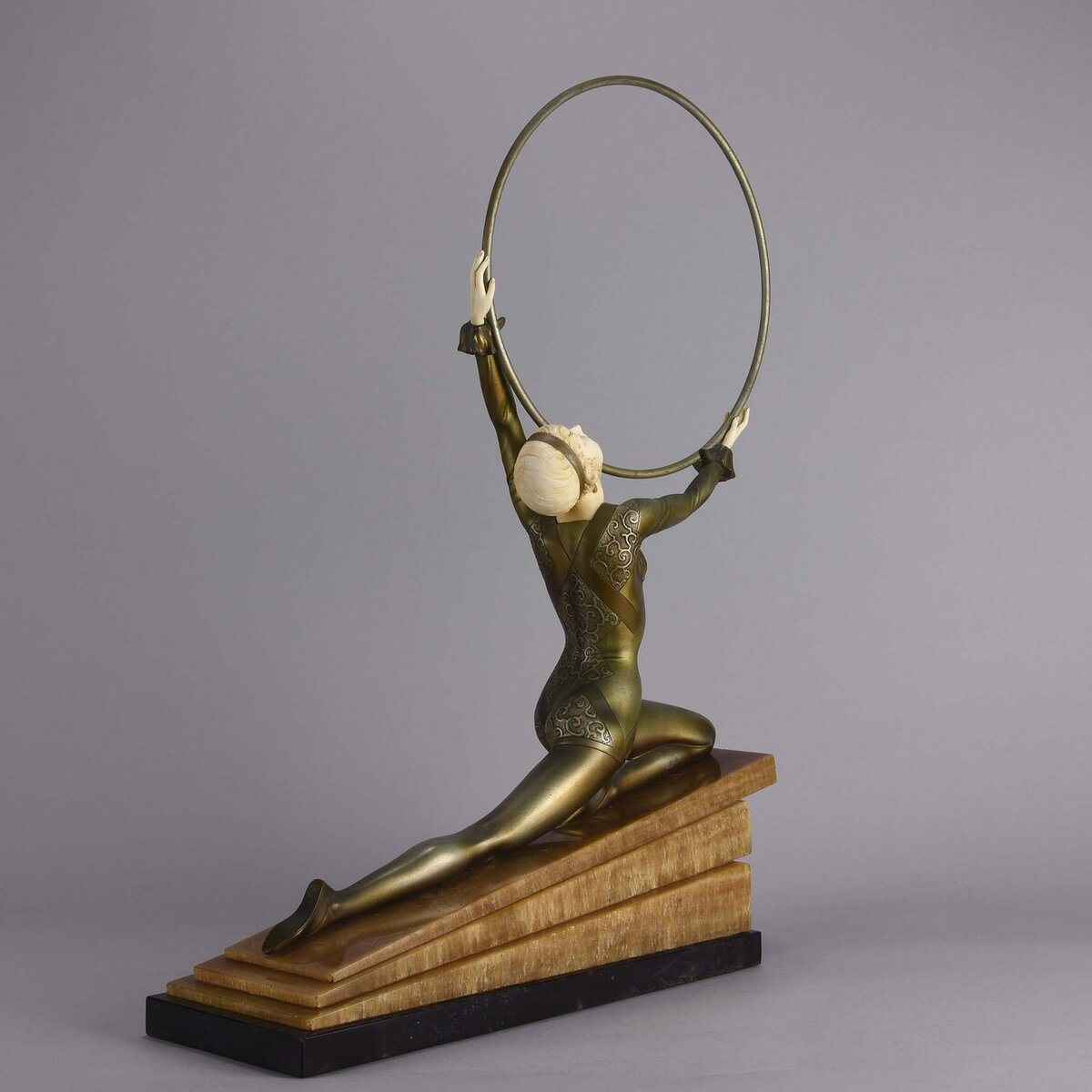 Фердинанд Прайсс "Экстаз с обручем", 1930, высота 47 см, бронза, травление, патинирование, слоновая кость,хрисоэлефантинная техника, постамент - оникс. The Hickmet Fine Arts, Лондон, официальный сайт - www.hickmet.com