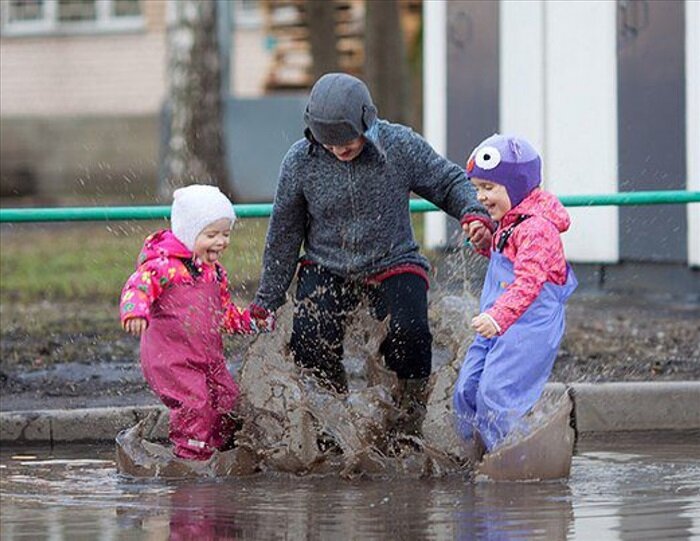 Осень – самое время прыгать по лужам во дворе