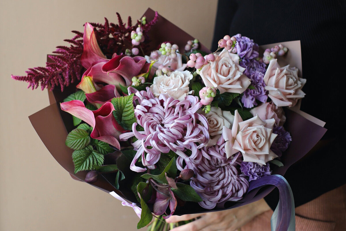 Букет-сюрприз на вкус флориста с хризантемами и гвоздикой в составе