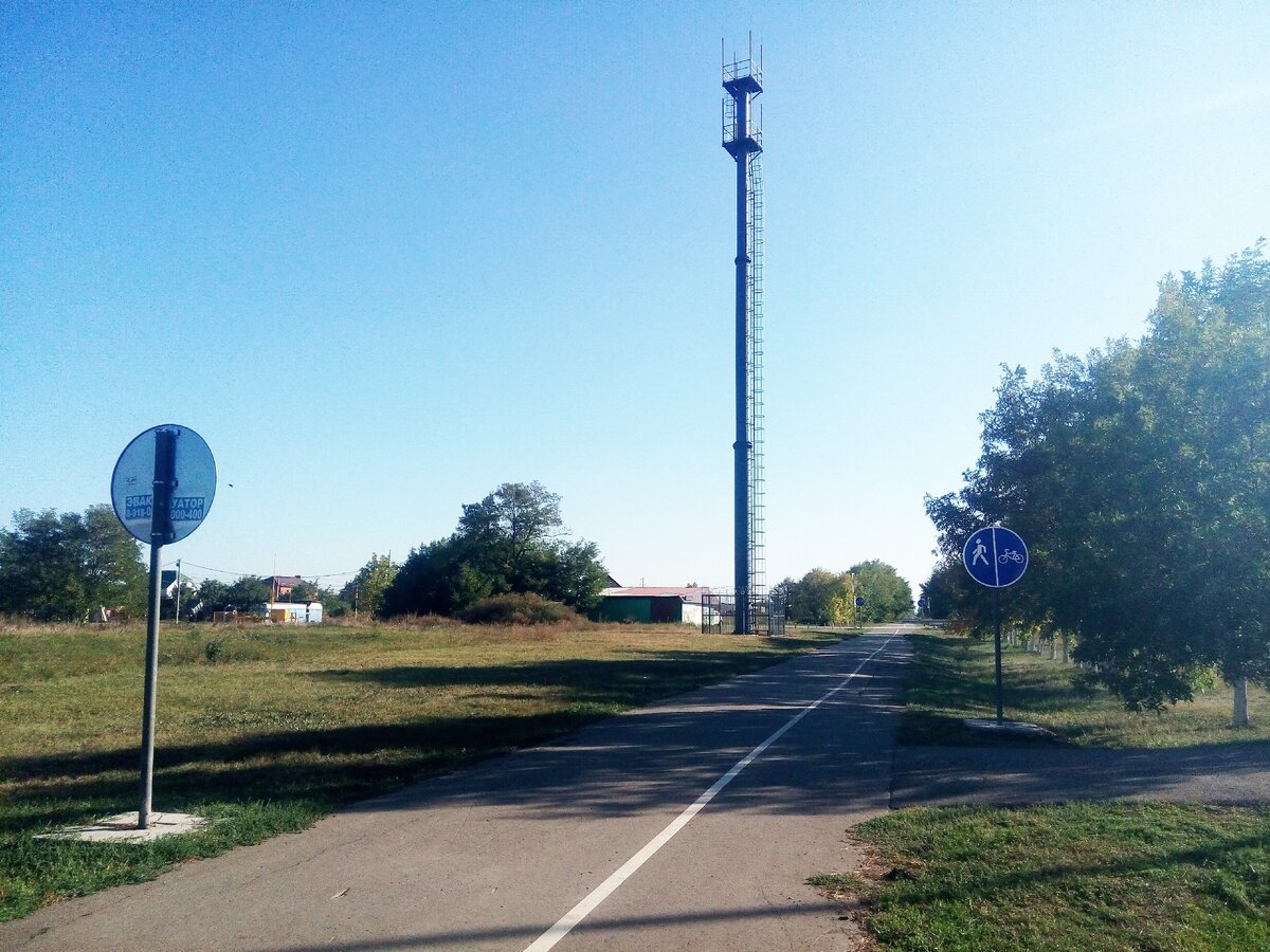 Место для отдыха на окраине Краснодара. Велосипедная дорожка, паралельно Ейскому шоссе. 