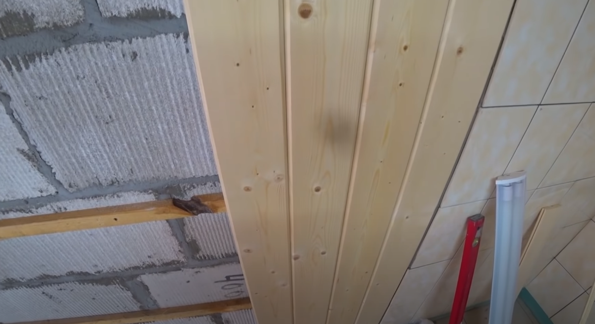 Вот так крепится вагонка, если кто не знал! 