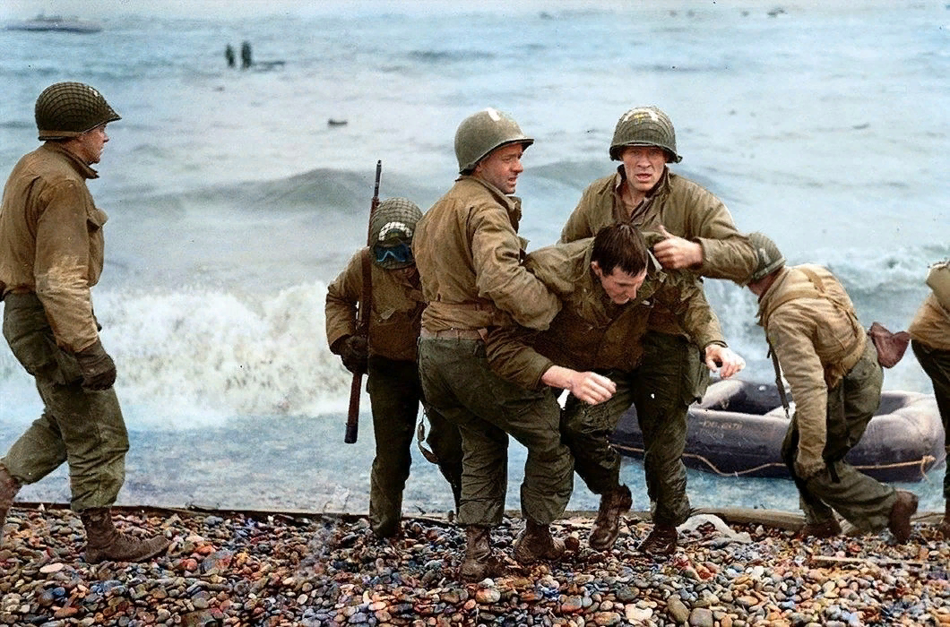 Раненые на пляже. Высадка в Нормандии 1944 Омаха. Нормандия Омаха Бич 1944. Высадка в Нормандии 1944 Омаха Бич.