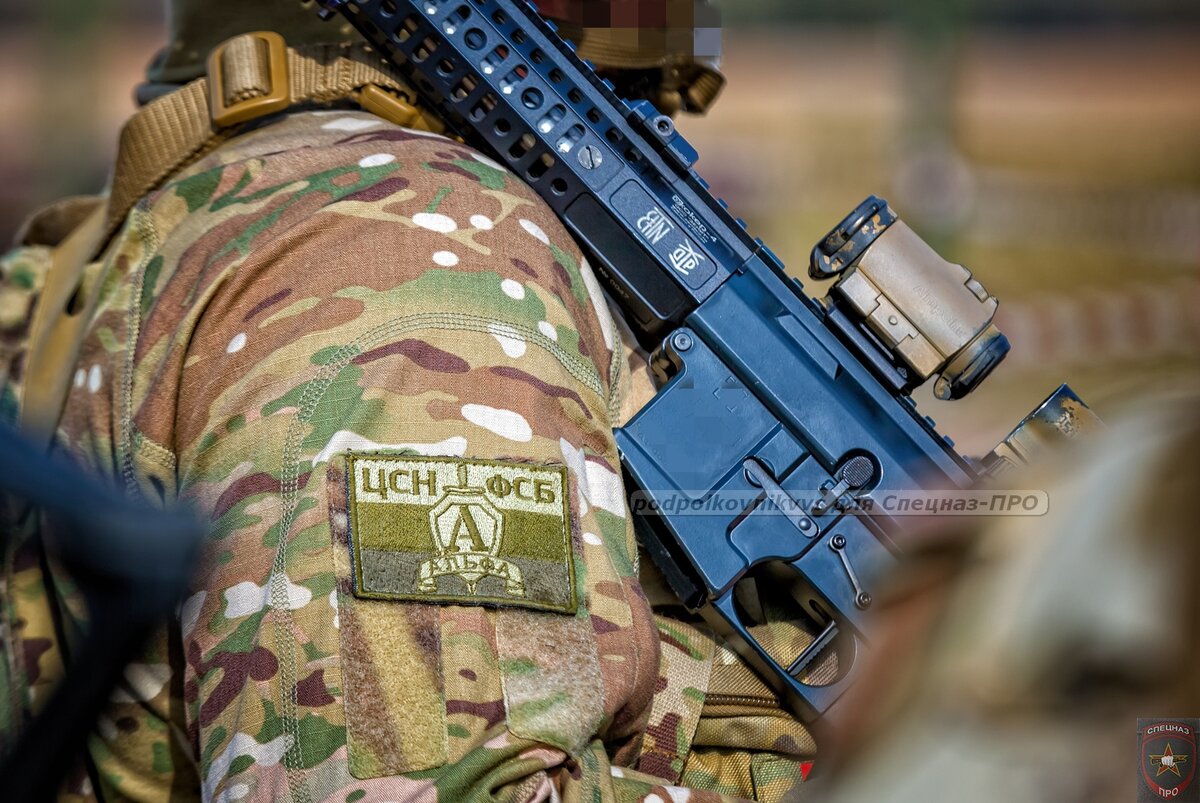 Специалист "А" ЦСН ФСБ со своей винтовкой. Фото взято у проекта "Спецназ-ПРО". Ссылка: https://vk.com/specpro
