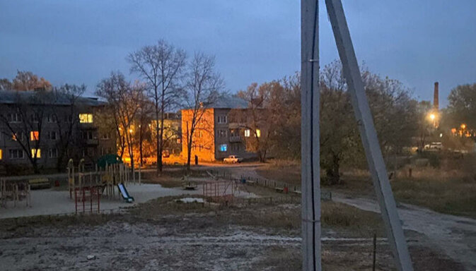 НИЖНИЙ НОВГОРОД, 12 окт — РИА Новости. В поселке Большеорловский под Нижним Новгородом неизвестный обстрелял остановку и автобус. Трое мужчин погибли, три женщины ранены, сообщили РИА Новости в экстренных службах. Состояние двух пострадавших оценивают крайне тяжелое, третьей — как тяжелое. Их госпитализировали в Борскую центральную районную больницу.
"Из Нижнего Новгорода сразу же была направлена бригада специализированной медицинской помощи больницы имени Семашко. При необходимости будет проведена эвакуация пострадавших в областные медицинские центры. Мы готовы в любой момент задействовать санитарную авиацию", — сказал губернатор Нижегородской области Глеб Никитин.
Нападавший скрылся в близлежащем лесу. По информации СМИ, ему 18 лет, при себе у него два охотничьих ружья и рюкзак с патронамиСтрелявшего ищут лесники и полиция, заявили в управлении МВД. Следственный комитет возбудил уголовное дело..