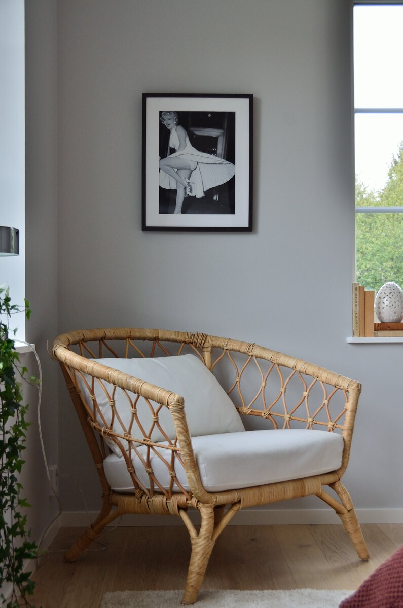 Кресло из ротанга или колониальный стиль городской в квартире.