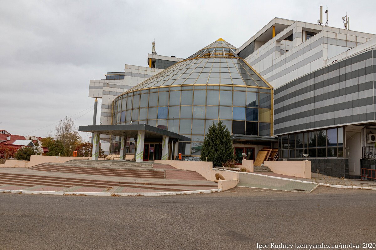 Дворец шахмат издали имеет удивительное сходство с калмыцкой кибиткой