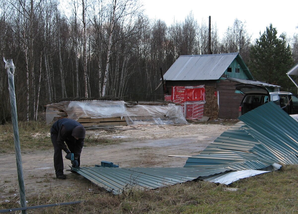 Забор сложило как домино.