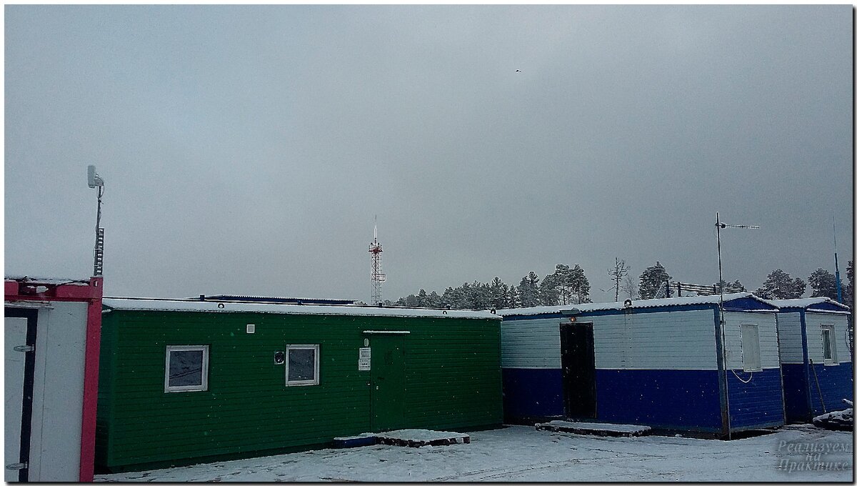 Разнонаправленные антенны усиления сотового сигнала. Слева антенна направлена в сторону вышки которую не видно даже с высоты 30 м. Справа антенна направлена на вышку на расстоянии примерно 1,5 км.