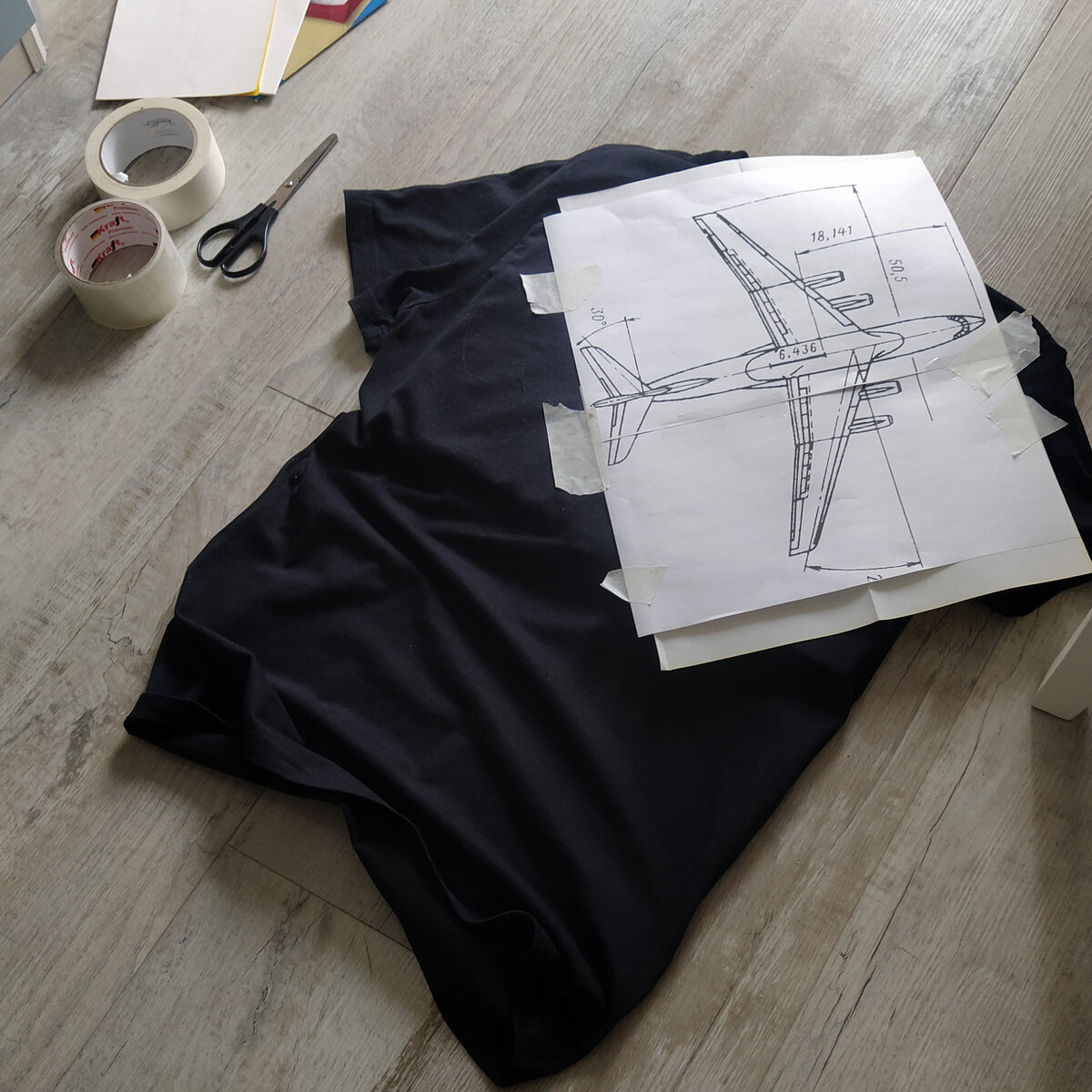 Внутрь футболки лучше подложить что нибудь жесткое: планшет, оргалит или плотный картон, так рисовать будет удобнее.