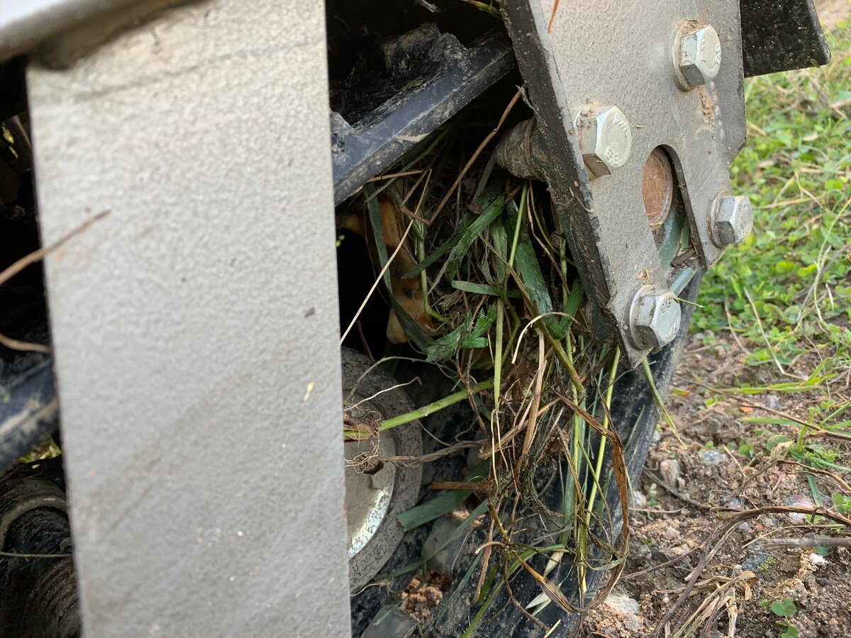 Гусеничный мото- вездеход " Маламут", трава на задней оси. личные фото