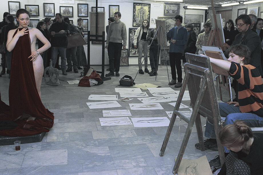 В рамках портретного курса нужно «уметь вести работу над коротким и длительным рисунком обнажённой модели; уметь связать обнажённую фигуру со средой, уметь создать художественный образ и передать настроение».Фото: Панов Алексей/Фотохроника ТАСС