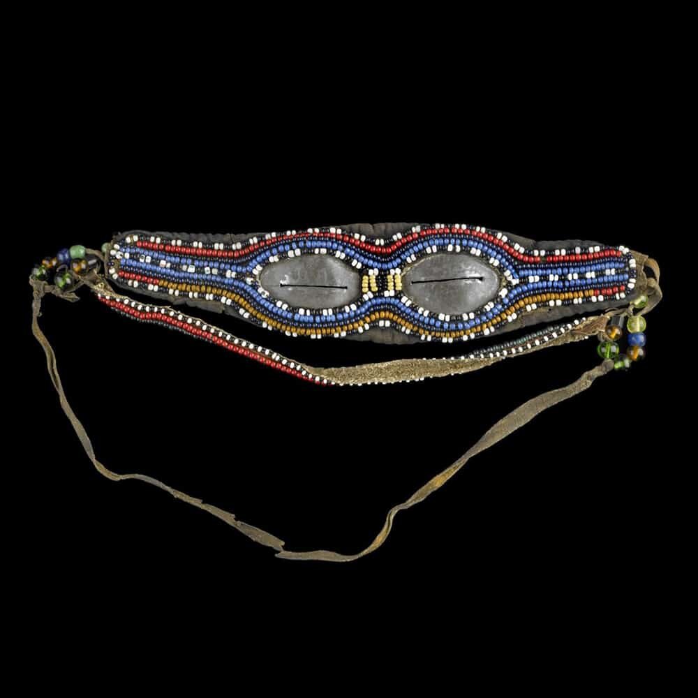 «Снежные» очки из оленьей кожи. Фото: The British Museum