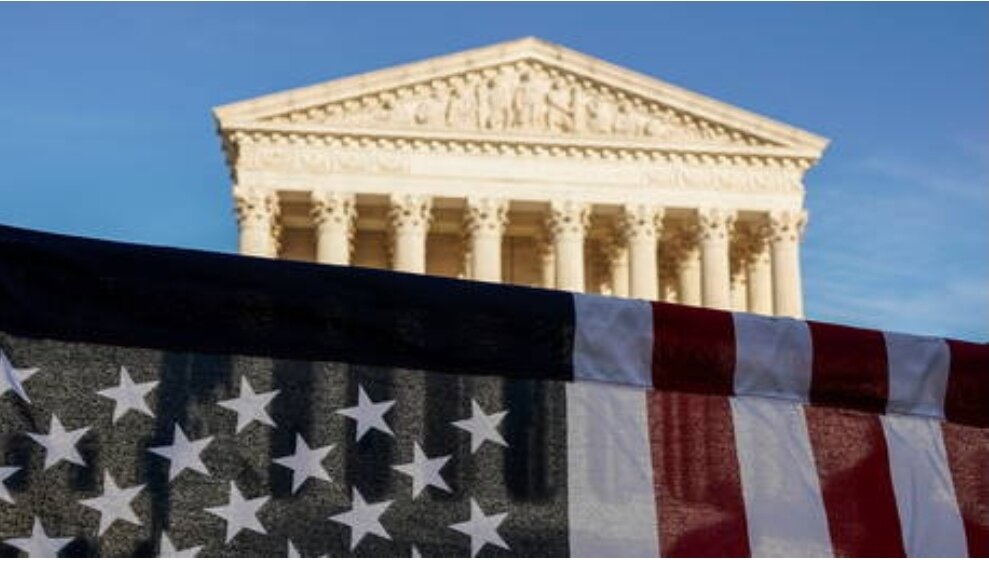 Сенат утвердил судью Эми Кони Барретт девятым судьей Верховного суда США.  Голосование в основном по партийной линии проводится за неделю до выборов и заполняет место, освобожденное смертью Рут Бейдер Гинзбург. Барретт был утвержден в понедельник вечером в результате голосования, которое было в значительной степени ожидаемым, поскольку ни один из демократов не поддержал, а большинство республиканцев поддержало, достаточно, чтобы очистить сенат, в котором партия президента Дональда Трампа имеет небольшое большинство. Окончательное голосование составило 52 голоса против 48 против, и только Сьюзен Коллинз (Род-Мэн) присоединилась к демократам и проголосовала «против». Церемония ее приведения к присяге уже была назначена на более поздний вечер в Белом доме под председательством судьи Кларенса Томаса.  Ожидается, что Барретт присоединится к своим коллегам на скамейке запасных уже во вторник. Трамп выдвинул кандидатуру Барретта после того, как Гинзбург, либеральный приверженец корта, внезапно скончался от рака в прошлом месяце.  Демократы принципиально возражали против выдвижения кандидатуры, утверждая, что выдвижение должно быть передано победителю на выборах 3 ноября.  Республиканцы ответили, что, имея большинство как в Белом доме, так и в Сенате, они имеют полное право занять место, и что даже если Трамп проиграет, он все равно будет занимать свой пост до января. Демократы пытались заблокировать выдвижение кандидатуры посредством процедурных голосований и бойкота заседания Судебного комитета 22 октября, но у них не было вариантов на выходных, когда лидер большинства Митч МакКоннелл (R-Кентукки) успешно провел голосование, чтобы положить конец дебатам. Барретт уже была утверждена в Апелляционном суде Седьмого округа в результате голосования 55:43 в октябре 2017 года, когда три демократа проголосовали за нее.  Она является третьим судьей Трампа в Верховном суде после Нила Горсача, назначенного на замену покойного Антонина Скалиа в 2017 году, и Бретта Кавано, который занял место, оставшееся открытым после отставки судьи Энтони Кеннеди в октябре 2018 года. Назначение Горсача было встречено демократами с горечью, поскольку республиканцы заблокировали выдвижение президентом Бараком Обамой кандидатуры Меррика Гарленда на место, оставшееся после внезапной смерти Скалии.  Подтверждение Кавано было почти сорвано обвинениями в сексуальных домогательствах, которые демократы обнародовали после слушаний в его комитете, но которые они в конечном итоге не смогли доказать.  Острая борьба за подтверждение справедливости привела к тому, что республиканцы получили два места в Сенате в промежуточных выборах 2018 года. Отвечая лидеру меньшинства Чаку Шумеру (демократ от штата Нью-Йорк), который неоднократно называл подтверждение Барретта «незаконным», МакКоннелл прямо перед голосованием заявил, что США являются конституционной республикой, в которой «легитимность не зависит от их чувств». Хотя Джо Байден отрицал желание «упаковать» суд - увеличить его размер до девяти, - ряд видных демократов призвали своего кандидата в президенты сделать именно это, если он победит на следующей неделе. 