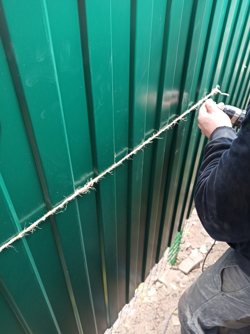 Я держу ,а он вкручивает