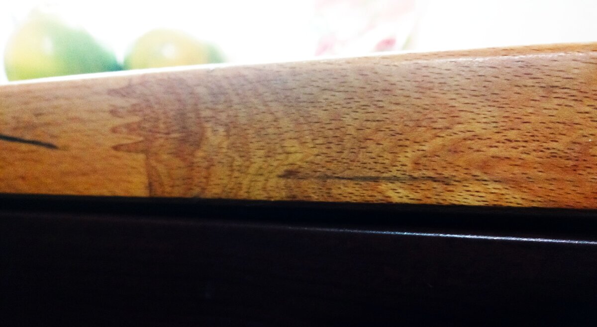 Торец столешницы, дуб весьма радует глаз:) Черная черта - это дети карандашом нарисовали:)